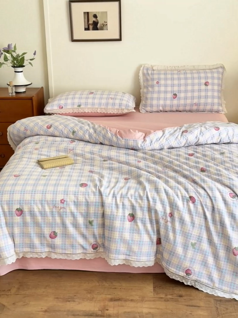 91家纺网 家纺一手货源 找家纺 一霖家纺 2025新款云感双层纱花边款四件套 草莓少女