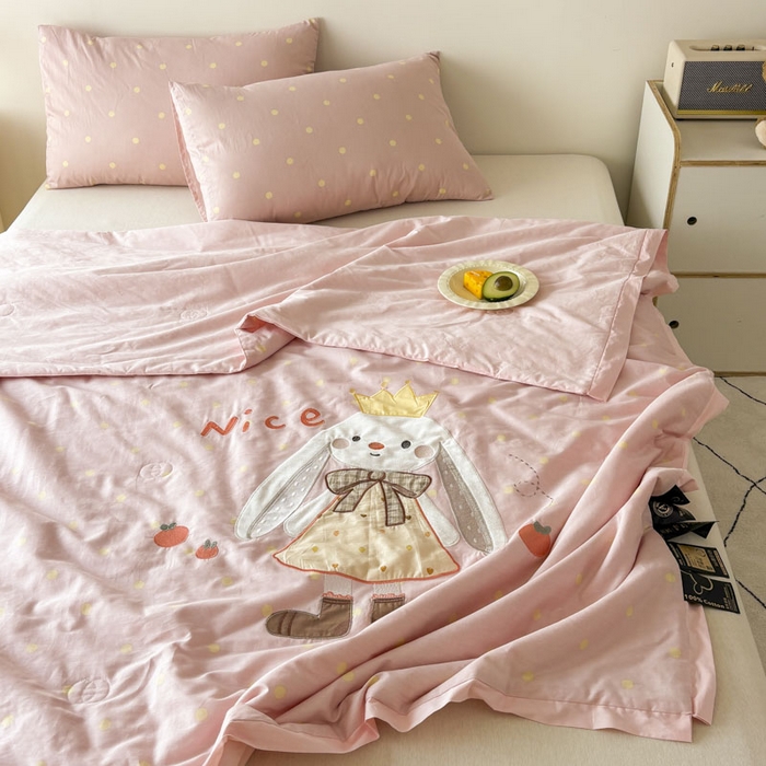 91家纺网 家纺一手货源 找家纺 鸣升家纺  2025新款精梳全棉纯棉绣花夏被夏凉被空调被 皇冠兔