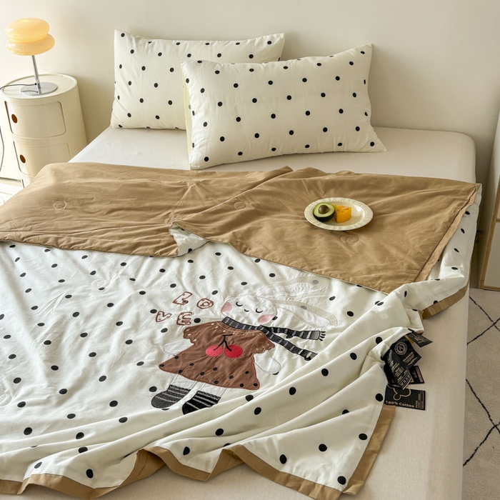 91家纺网 家纺一手货源 找家纺 鸣升家纺  2025新款精梳全棉纯棉绣花夏被夏凉被空调被 波点兔