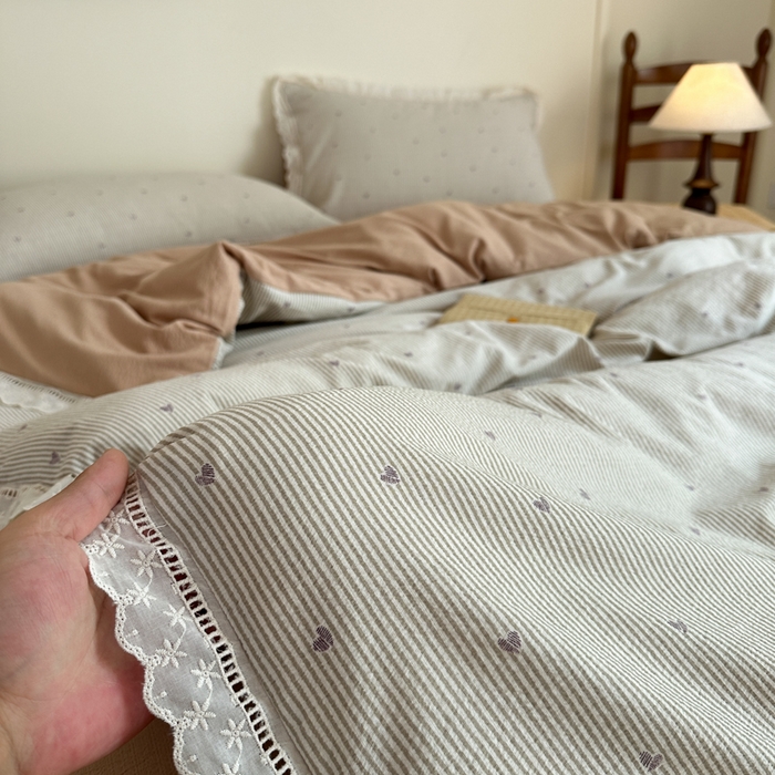 91家纺网 家纺一手货源 找家纺 一霖家纺 2025新款云感双层纱花边款四件套 咖色爱心