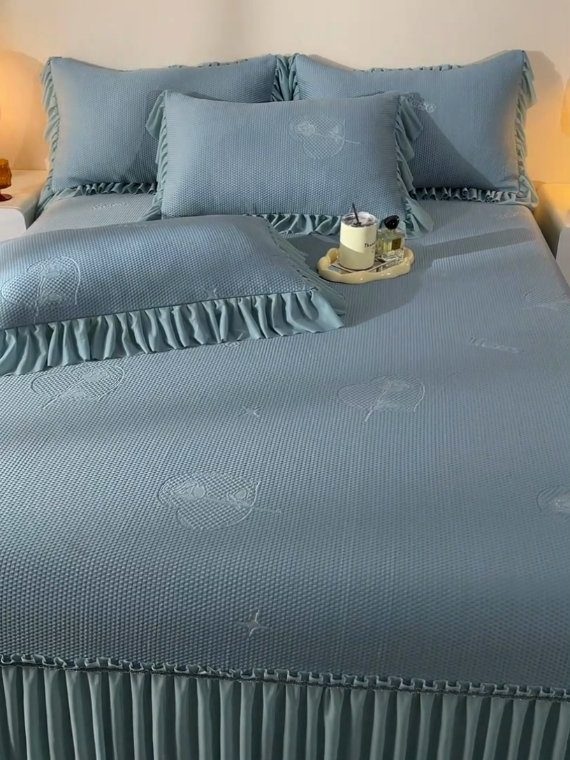 91家纺网 家纺一手货源 找家纺 畅畅家纺 2025新款立体提花凉豆豆席床裙款凉席 爱之恋-蓝