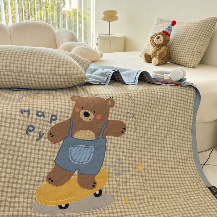 91家纺网 家纺一手货源 找家纺 鸣升家纺  2025新款精梳全棉纯棉绣花夏被夏凉被空调被 滑板熊