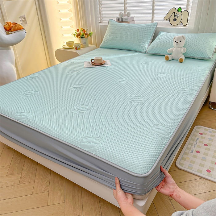 91家纺网 家纺一手货源 找家纺 慕木家纺 2025新款小冰熊凉感冰丝凉席夏被四件套 床笠款 天空蓝