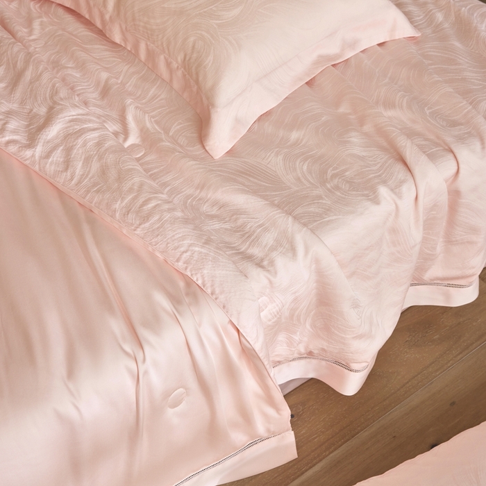 91家纺网 家纺一手货源 找家纺 黛舒家居 2025新款60S兰精天丝精美提花夏被-艾迪斯 艾迪斯-粉