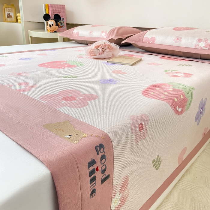 91家纺网 家纺一手货源 找家纺 2025新款A类抗菌数码印花冰藤席 草莓物语