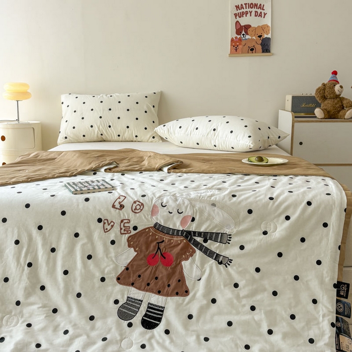 91家纺网 家纺一手货源 找家纺 鸣升家纺  2025新款精梳全棉纯棉绣花夏被夏凉被空调被 波点兔