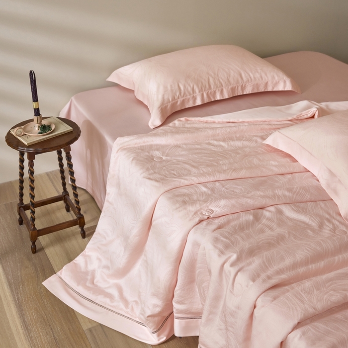 91家纺网 家纺一手货源 找家纺 黛舒家居 2025新款60S兰精天丝精美提花夏被-艾迪斯 艾迪斯-粉