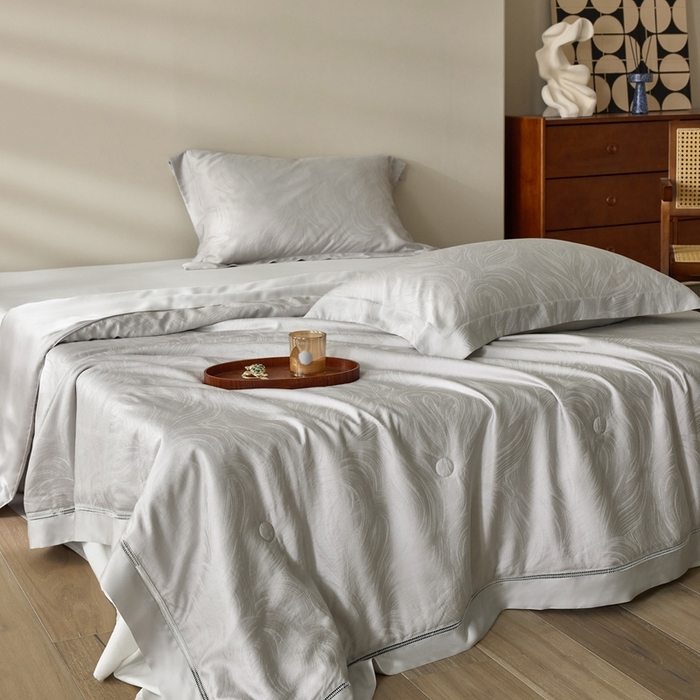 91家纺网 家纺一手货源 找家纺 黛舒家居 2025新款60S兰精天丝精美提花夏被-艾迪斯 艾迪斯-灰