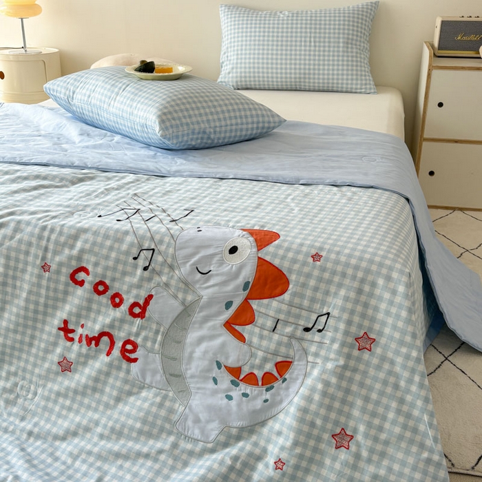 91家纺网 家纺一手货源 找家纺 鸣升家纺  2025新款精梳全棉纯棉绣花夏被夏凉被空调被 音乐恐龙