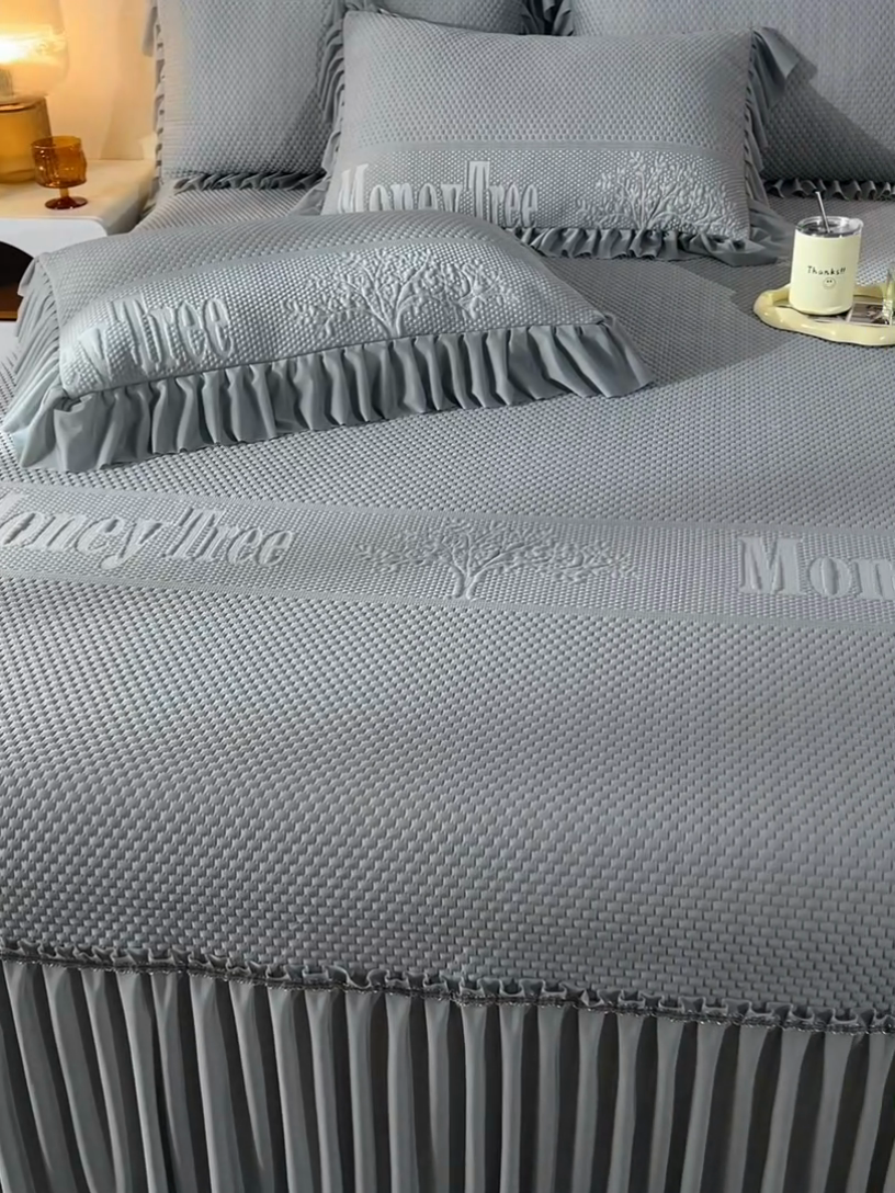 91家纺网 家纺一手货源 找家纺 畅畅家纺 2025新款立体提花凉豆豆席床裙款凉席 金钱树-灰