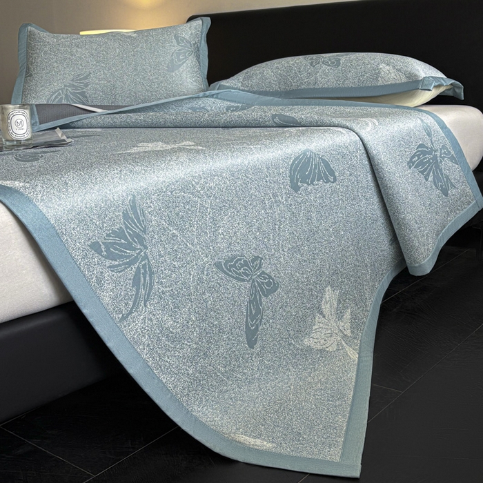 91家纺网 家纺一手货源 找家纺 2025新款A类PE提花凉席-翩翩起舞 翩翩起舞-以太兰