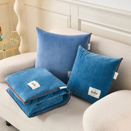 91家纺网 家纺一手货源 找家纺 悦织湾家纺 2025新款宝宝牛奶绒贴布绣多功能抱枕被 贴布绣-湖水蓝