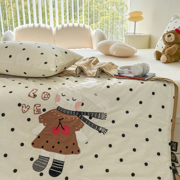 91家纺网 家纺一手货源 找家纺 鸣升家纺  2025新款精梳全棉纯棉绣花夏被夏凉被空调被 波点兔