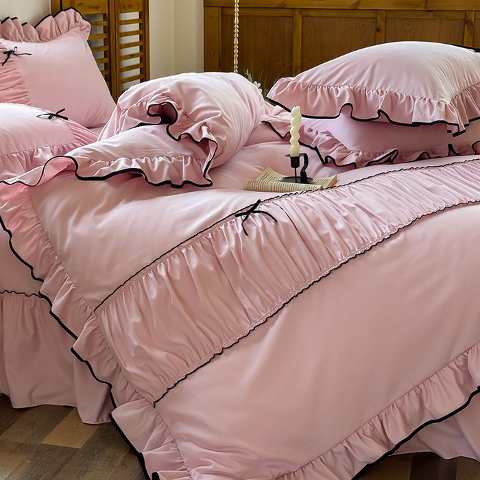 91家纺网 家纺一手货源 找家纺 2025秋冬新款A类母婴级法式风忆棉床裙床笠四件套 琉眠-芭蕾粉