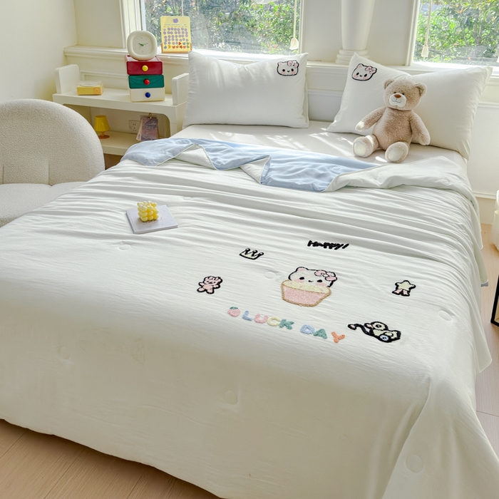 91家纺网 家纺一手货源 找家纺 2025新款水洗棉毛巾绣夏被卡通夏凉被薄被子 蓝白-茶杯猫