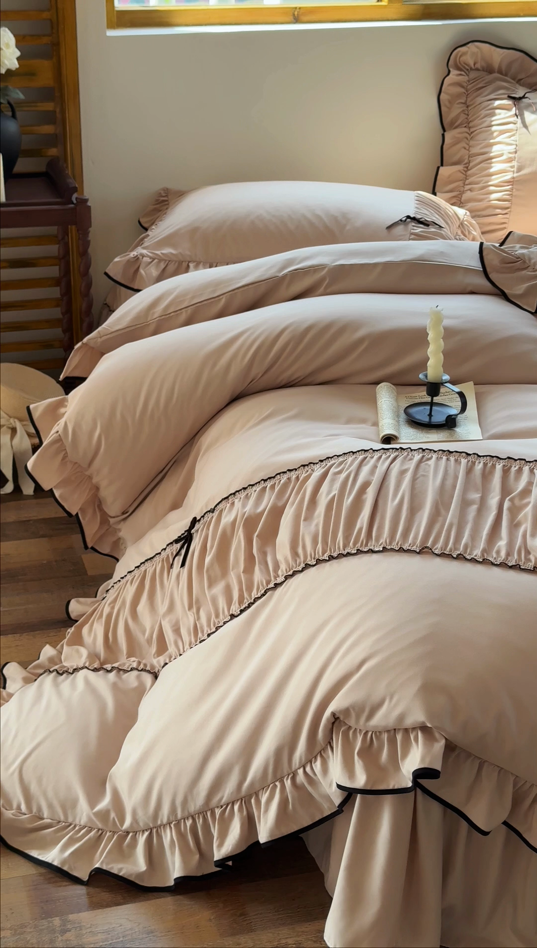 91家纺网 家纺一手货源 找家纺 2025秋冬新款A类母婴级法式风忆棉床裙床笠四件套 琉眠-棕雅咖