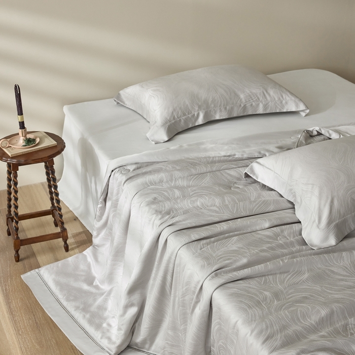 91家纺网 家纺一手货源 找家纺 黛舒家居 2025新款60S兰精天丝精美提花夏被-艾迪斯 艾迪斯-灰