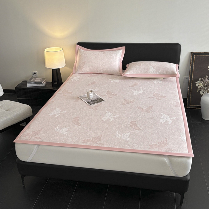 91家纺网 家纺一手货源 找家纺 2025新款A类PE提花凉席-翩翩起舞 翩翩起舞-柔情粉