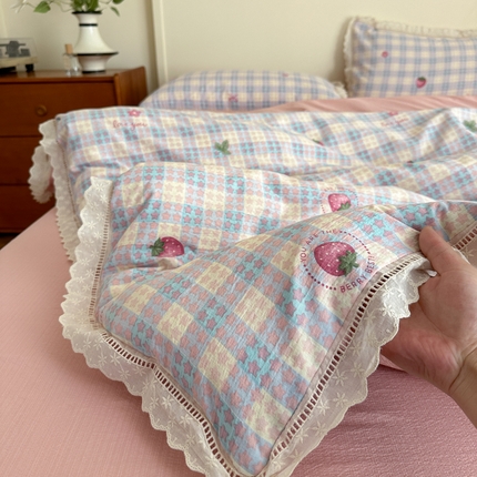 一霖家纺 2025新款云感双层纱花边款四件套 草莓少女