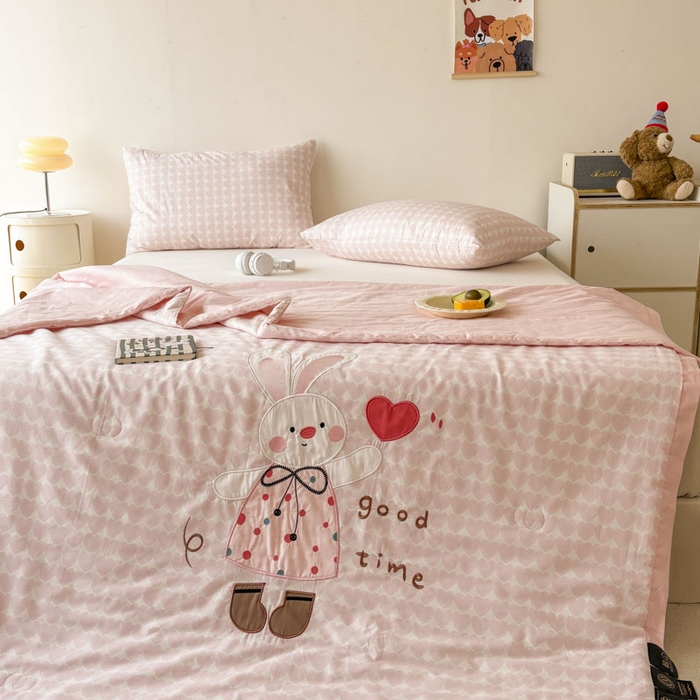 91家纺网 家纺一手货源 找家纺 鸣升家纺  2025新款精梳全棉纯棉绣花夏被夏凉被空调被 爱心兔子