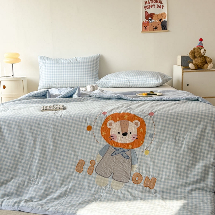 91家纺网 家纺一手货源 找家纺 鸣升家纺  2025新款精梳全棉纯棉绣花夏被夏凉被空调被 熊孩子