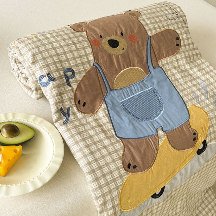 91家纺网 家纺一手货源 找家纺 鸣升家纺  2025新款精梳全棉纯棉绣花夏被夏凉被空调被 滑板熊