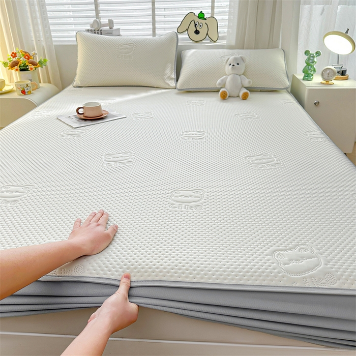 91家纺网 家纺一手货源 找家纺 慕木家纺 2025新款小冰熊凉感冰丝凉席夏被四件套 床笠款 奶昔白