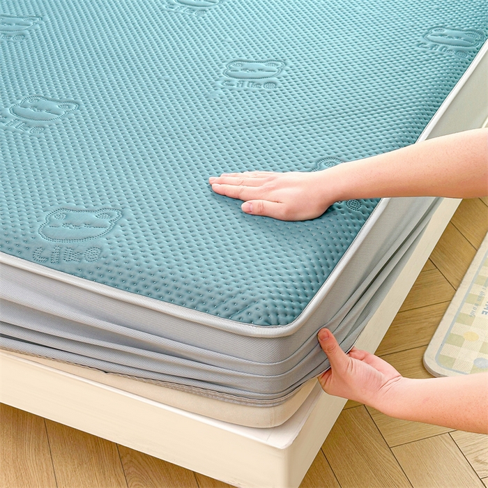 91家纺网 家纺一手货源 找家纺 慕木家纺 2025新款小冰熊凉感冰丝凉席夏被四件套 床笠款 宾利蓝