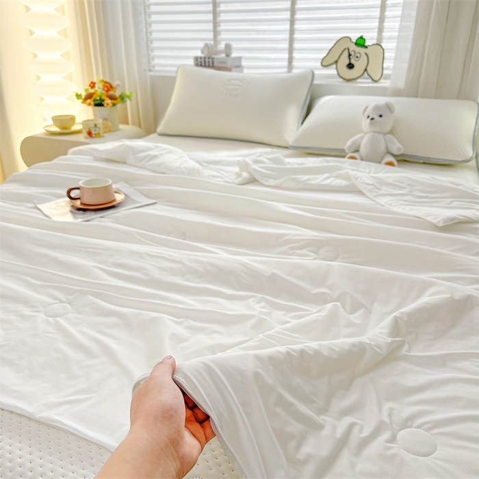 91家纺网 家纺一手货源 找家纺 慕木家纺 2025新款小冰熊凉感冰丝凉席夏被四件套 床笠款 奶昔白