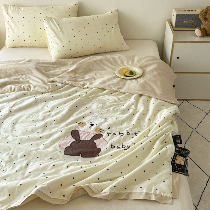 91家纺网 家纺一手货源 找家纺 鸣升家纺  2025新款精梳全棉纯棉绣花夏被夏凉被空调被 可爱小兔