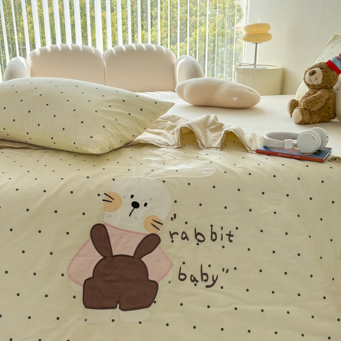 91家纺网 家纺一手货源 找家纺 鸣升家纺  2025新款精梳全棉纯棉绣花夏被夏凉被空调被 可爱小兔