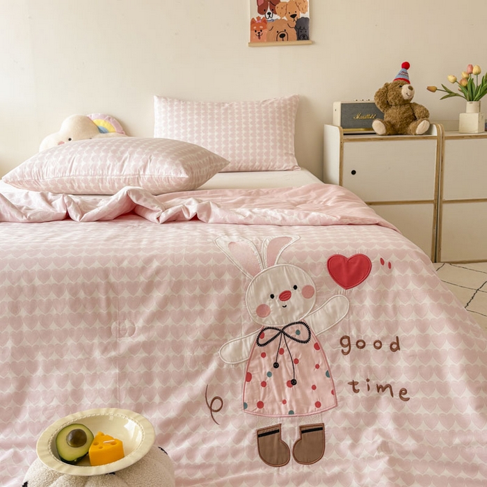 91家纺网 家纺一手货源 找家纺 鸣升家纺  2025新款精梳全棉纯棉绣花夏被夏凉被空调被 爱心兔子