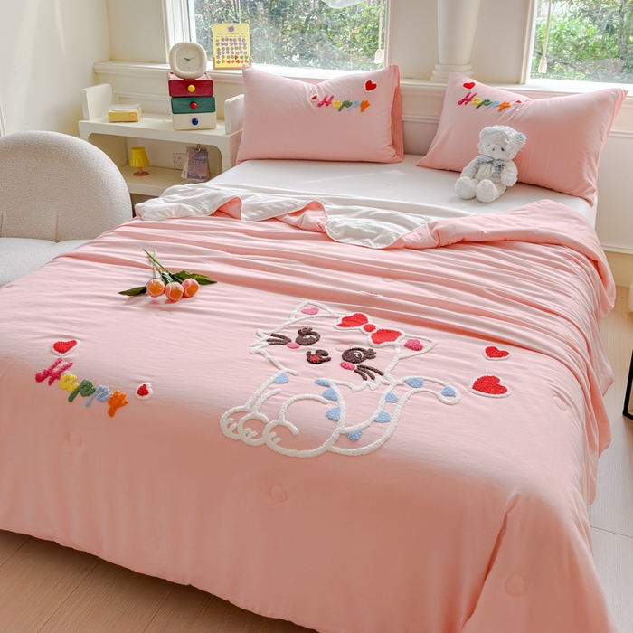 91家纺网 家纺一手货源 找家纺 2025新款水洗棉毛巾绣夏被卡通夏凉被薄被子 粉白-幸运猫