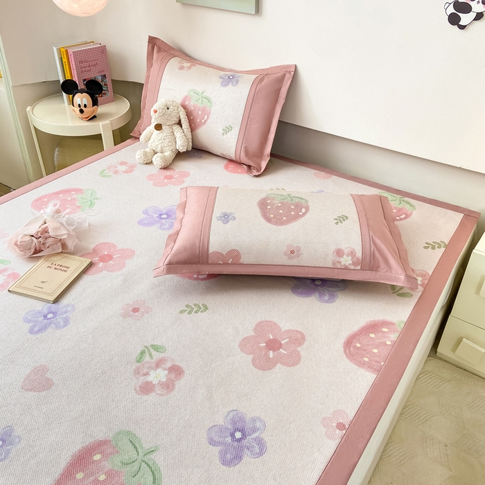 91家纺网 家纺一手货源 找家纺 2025新款A类抗菌数码印花冰藤席 草莓物语