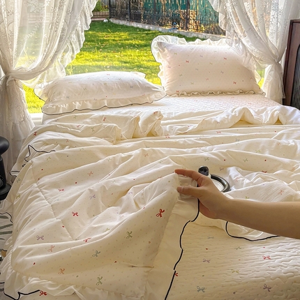91家纺网 家纺一手货源 找家纺 （总）韩秀 2025水洗棉夏被四件套夹棉韩版花边夏被小清新针织棉小碎花皱皱棉双层纱软糯感夏凉被空调被泡泡纱双层纱被子四季跑量款