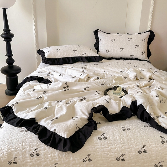 91家纺网 家纺一手货源 找家纺 韩秀 2025新款水洗棉夹棉韩版花边夏被小清新针织棉小碎花皱皱棉双层纱软糯感夏凉被空调被泡泡棉被四季跑量款 大樱桃