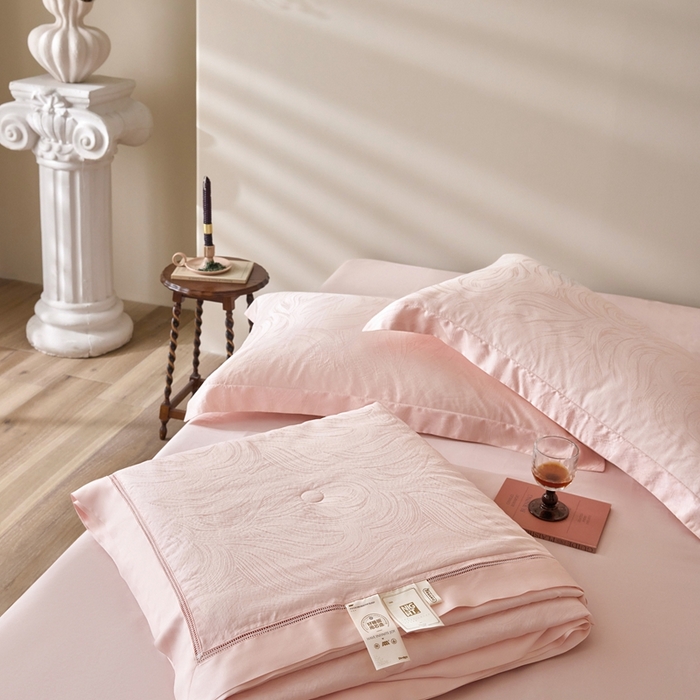 91家纺网 家纺一手货源 找家纺 黛舒家居 2025新款60S兰精天丝精美提花夏被-艾迪斯 艾迪斯-粉