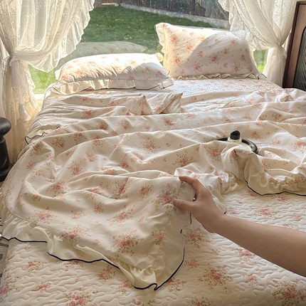 91家纺网 家纺一手货源 找家纺 （总）韩秀 2025水洗棉夏被四件套夹棉韩版花边夏被小清新针织棉小碎花皱皱棉双层纱软糯感夏凉被空调被泡泡纱双层纱被子四季跑量款