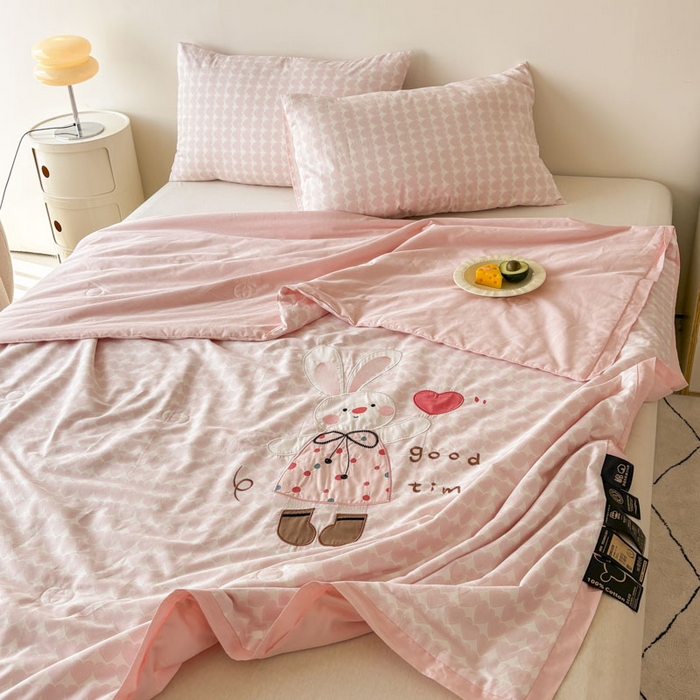 91家纺网 家纺一手货源 找家纺 鸣升家纺  2025新款精梳全棉纯棉绣花夏被夏凉被空调被 爱心兔子