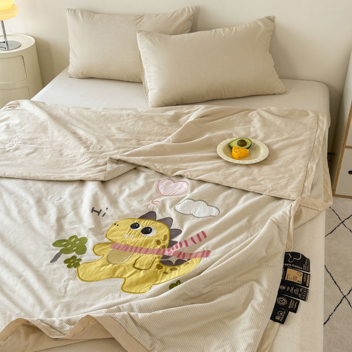 91家纺网 家纺一手货源 找家纺 鸣升家纺  2025新款精梳全棉纯棉绣花夏被夏凉被空调被 围巾龙龙