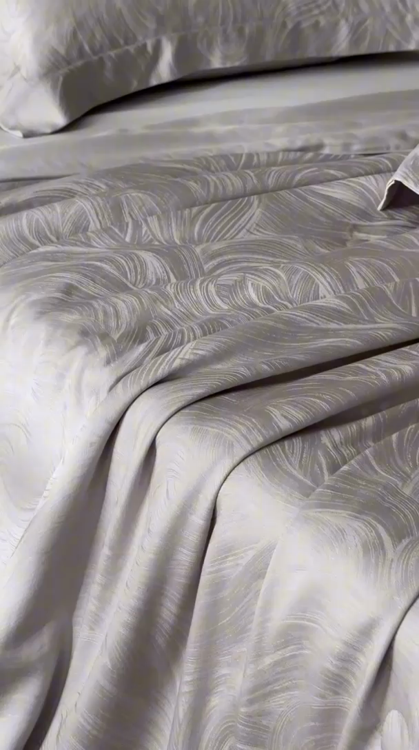 91家纺网 家纺一手货源 找家纺 黛舒家居 2025新款60S兰精天丝精美提花夏被-艾迪斯 艾迪斯-灰