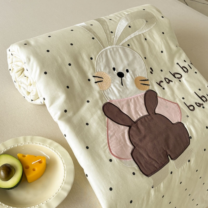 91家纺网 家纺一手货源 找家纺 鸣升家纺  2025新款精梳全棉纯棉绣花夏被夏凉被空调被 可爱小兔