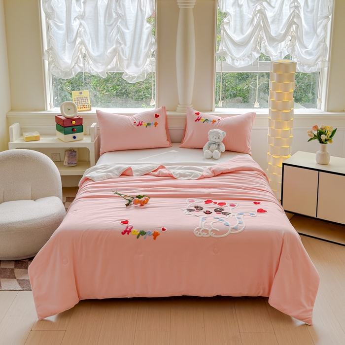 91家纺网 家纺一手货源 找家纺 2025新款水洗棉毛巾绣夏被卡通夏凉被薄被子 粉白-幸运猫