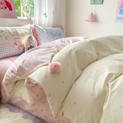 91家纺网 家纺一手货源 找家纺 乐童家纺 2025新款数码枕混搭毛球系列四件套 草莓兔兔