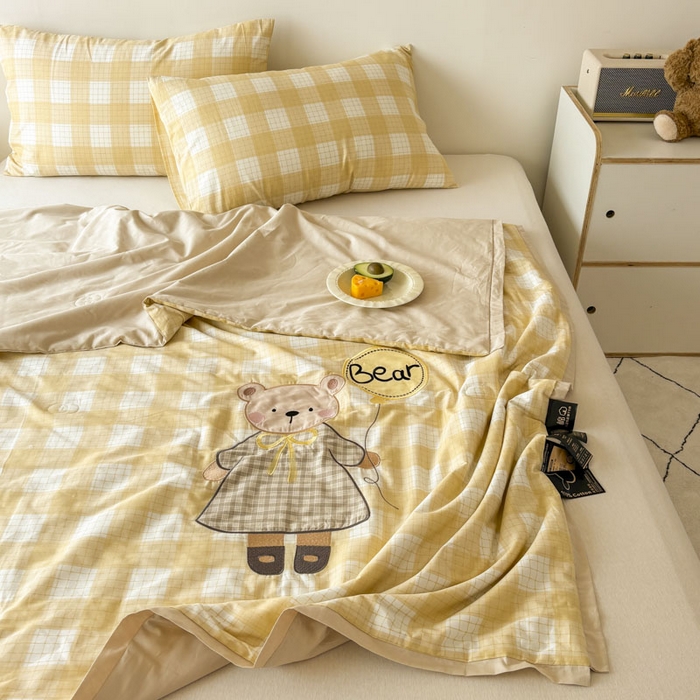 91家纺网 家纺一手货源 找家纺 鸣升家纺  2025新款精梳全棉纯棉绣花夏被夏凉被空调被 呆萌熊宝