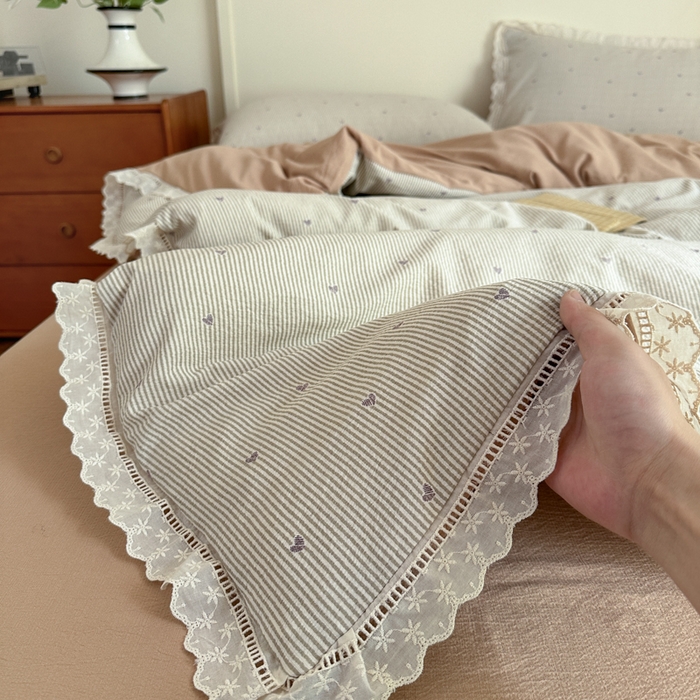 91家纺网 家纺一手货源 找家纺 一霖家纺 2025新款云感双层纱花边款四件套 咖色爱心