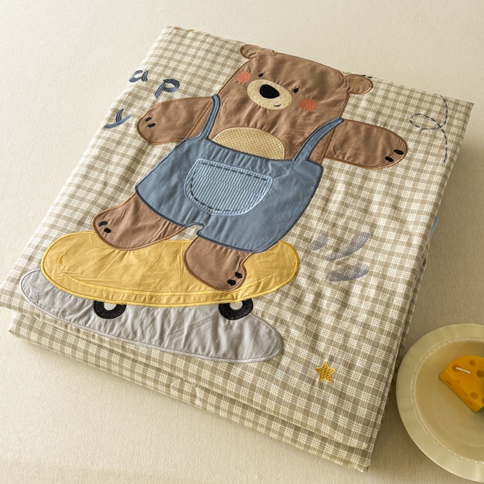 91家纺网 家纺一手货源 找家纺 鸣升家纺  2025新款精梳全棉纯棉绣花夏被夏凉被空调被 滑板熊