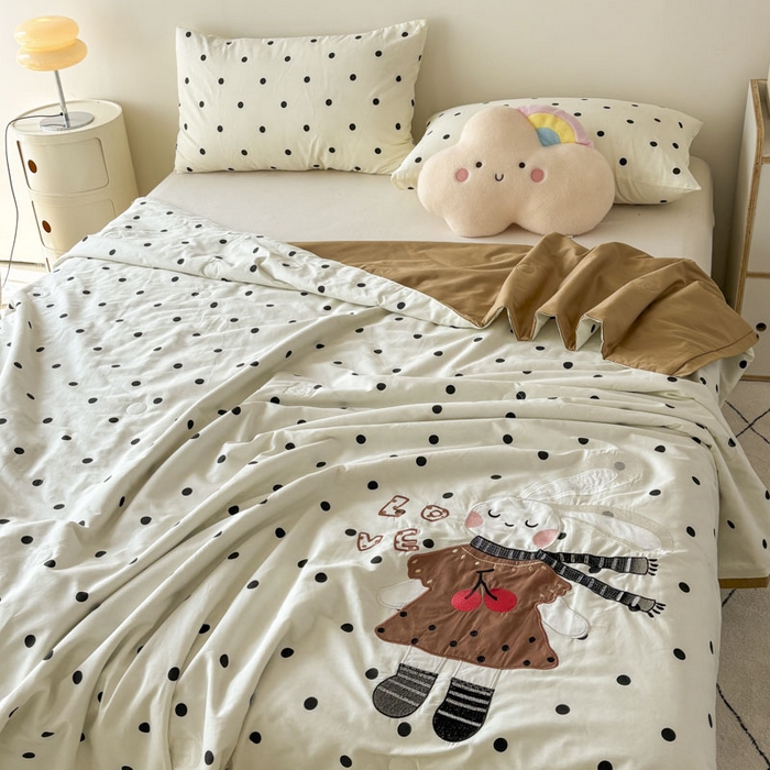 91家纺网 家纺一手货源 找家纺 鸣升家纺  2025新款精梳全棉纯棉绣花夏被夏凉被空调被 波点兔