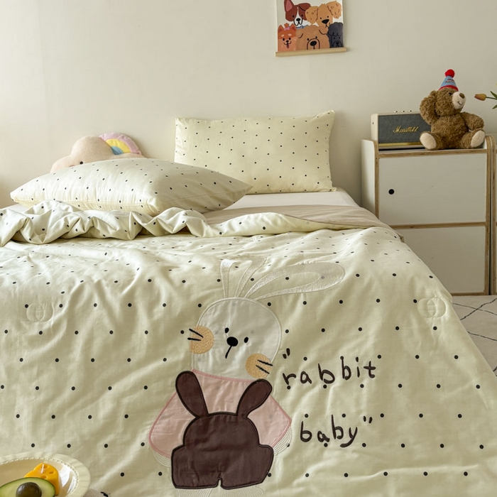 91家纺网 家纺一手货源 找家纺 鸣升家纺  2025新款精梳全棉纯棉绣花夏被夏凉被空调被 可爱小兔