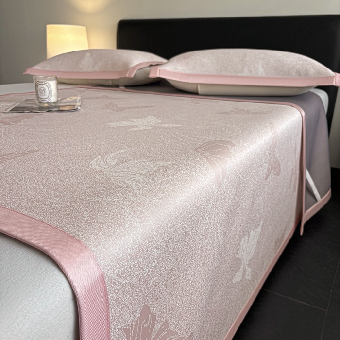 91家纺网 家纺一手货源 找家纺 2025新款A类PE提花凉席-翩翩起舞 翩翩起舞-柔情粉
